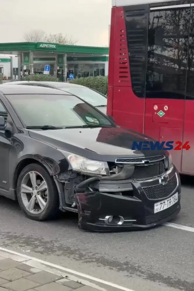 Bakıda avtobusla minik avtomobili toqquşdu - Foto