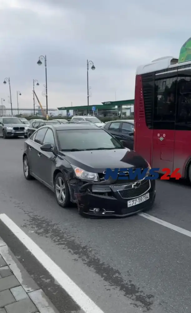 Bakıda avtobusla minik avtomobili toqquşdu - Foto