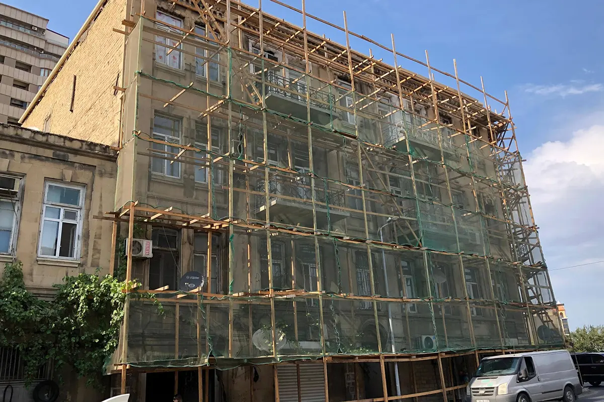 Təmir zamanı tarixi binaya zərər vuruldu