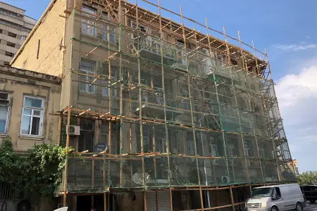 Təmir zamanı tarixi binaya zərər vuruldu