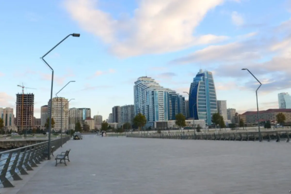 Ağ Şəhər Bulvarında dənizdə batan şəxs xilas edildi - Video