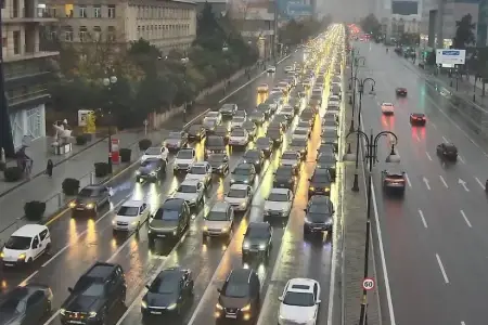 Bakının bir sıra yollarında nəqliyyatın sıxlığı yarandı