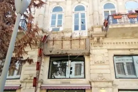 Bakının mərkəzində eyvan uçub, xəsarət alan var - Foto