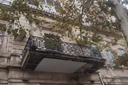 Bakıda eyvanın uçma səbəbi açıqlandı - Rəsmi