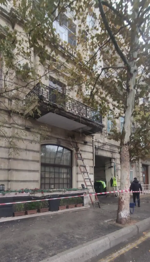 Bakıda eyvanın uçma səbəbi açıqlandı - Rəsmi