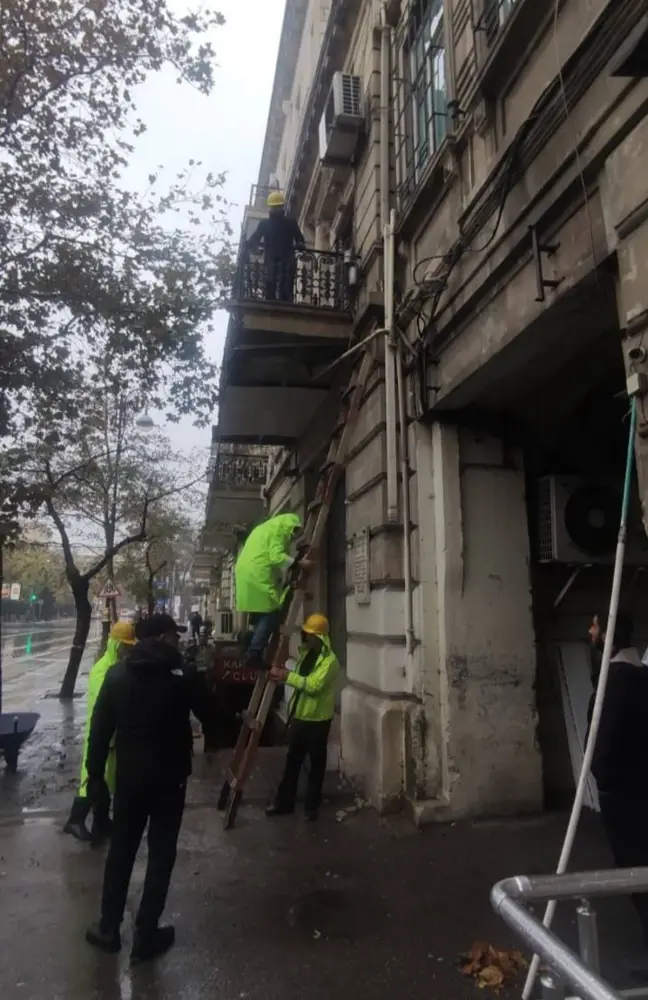 Bakıda eyvanın uçma səbəbi açıqlandı - Rəsmi