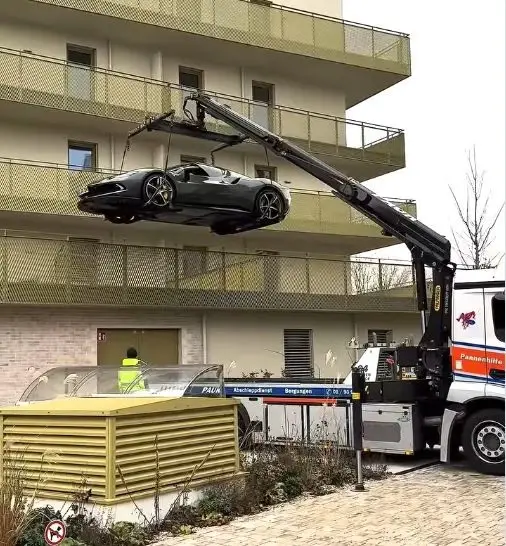 "Ferrari"ni balkonunda saxladı, cərimələndi - Foto
