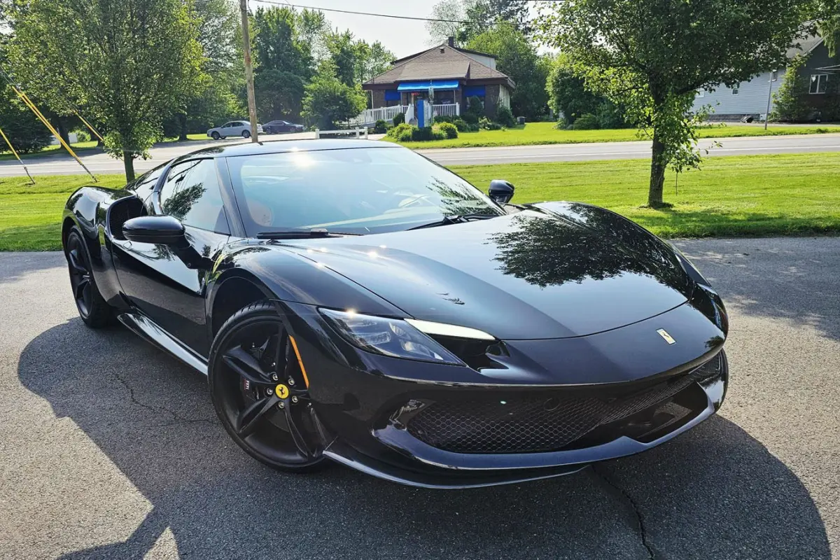 "Ferrari"ni balkonunda saxladı, cərimələndi - Foto