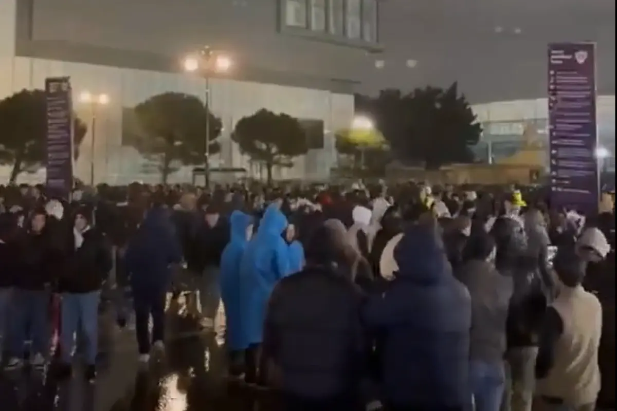 Yağışa baxmayaraq, stadionda anşlaq yaşanır - Video