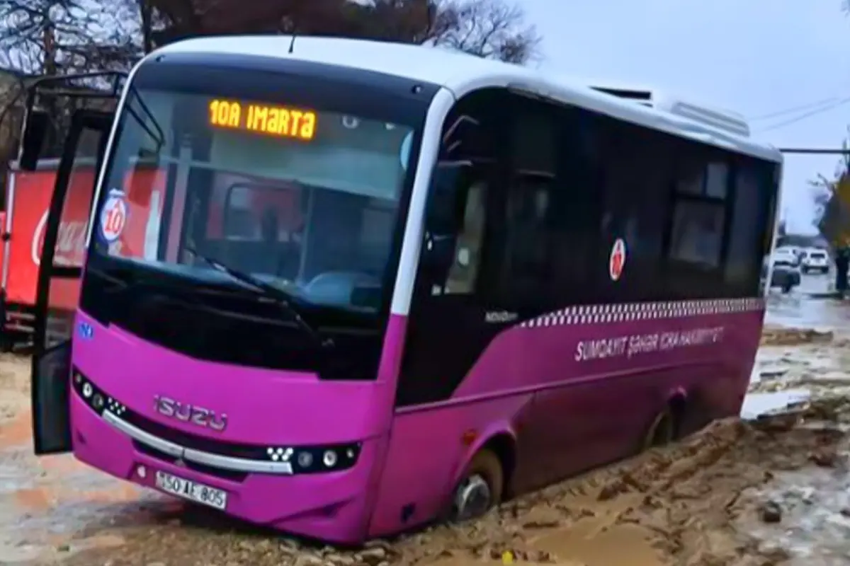 Sumqayıtda avtobus palçıqlı yolda batdı - Video