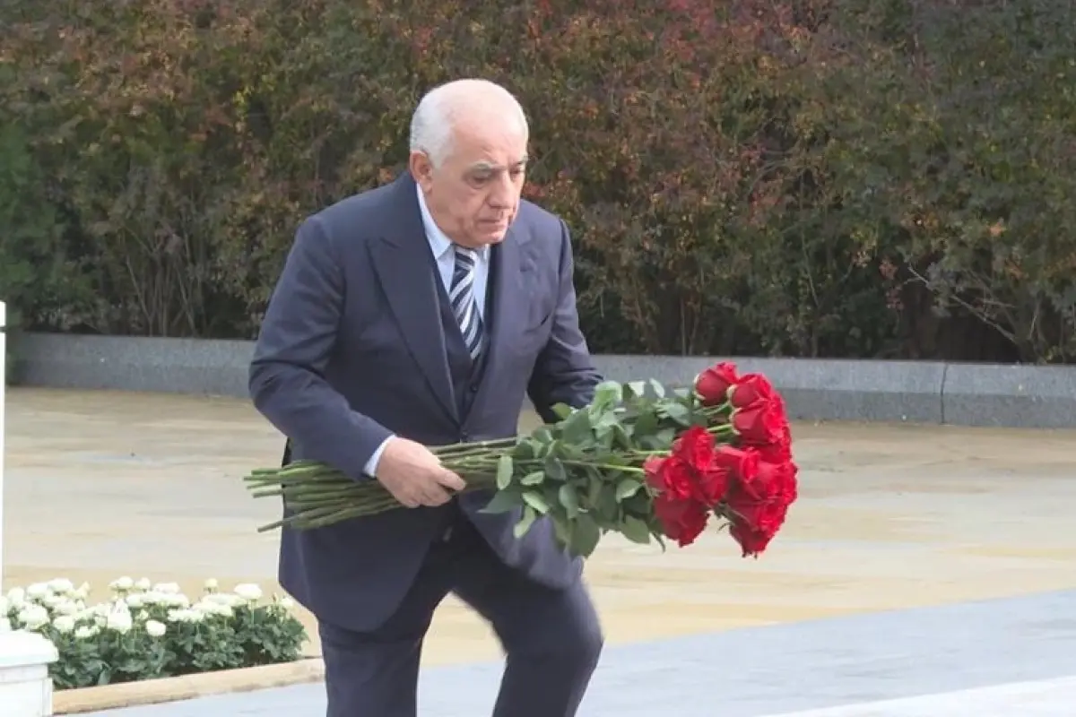 Əli Əsədov Fəxri xiyabanda Heydər Əliyevin məzarını ziyarət etdi