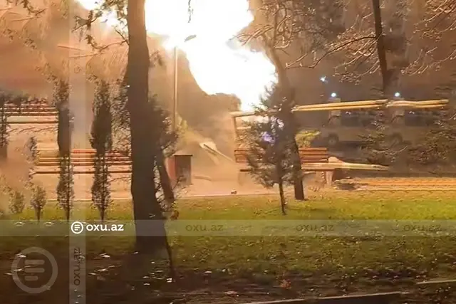 Bakıda iki avtomobil toqquşaraq qaz borusuna çırpıldı, yanğın başladı