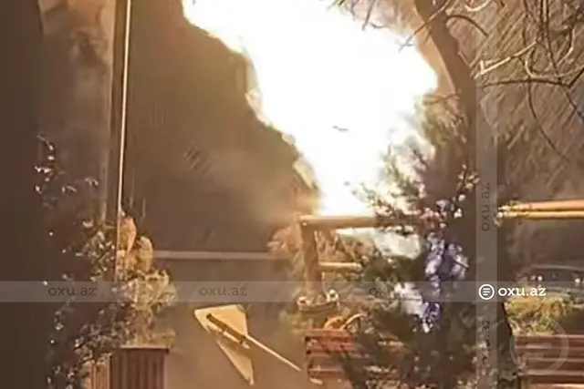 Bakıda iki avtomobil toqquşaraq qaz borusuna çırpıldı, yanğın başladı