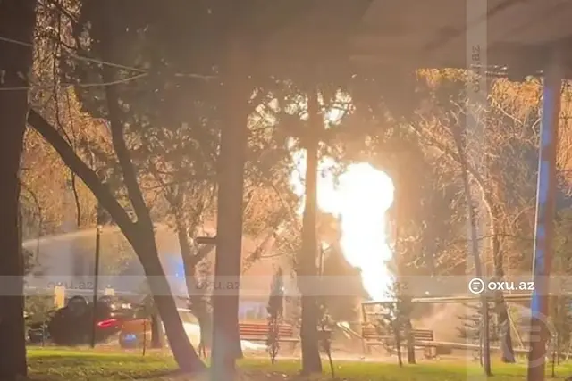 Bakıda iki avtomobil toqquşaraq qaz borusuna çırpıldı, yanğın başladı