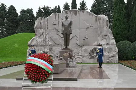 Prezident və xanımı Ümummilli Lider Heydər Əliyevin məzarını ziyarət etdilər