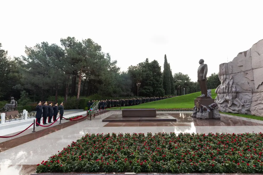 DİN-in şəxsi heyəti Ulu Öndərin xatirəsini yad etdi - Video