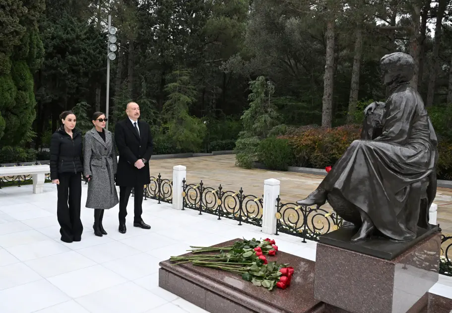 Prezident və xanımı Ümummilli Lider Heydər Əliyevin məzarını ziyarət etdilər