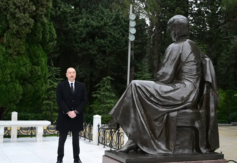 Prezident və xanımı Ümummilli Lider Heydər Əliyevin məzarını ziyarət etdilər