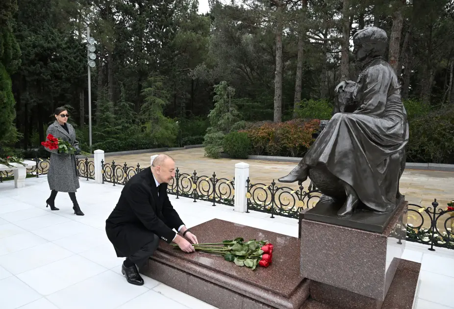 Prezident və xanımı Ümummilli Lider Heydər Əliyevin məzarını ziyarət etdilər