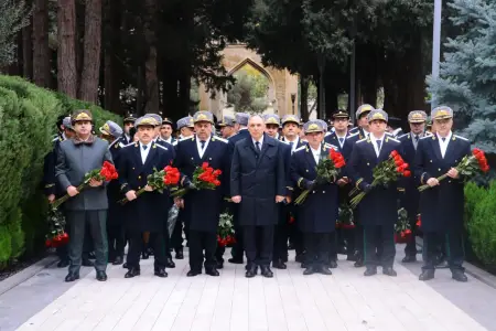Prokurorluq əməkdaşları anım günü ilə bağlı Fəxri Xiyabanı ziyarət edib