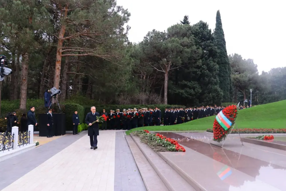 Prokurorluq əməkdaşları anım günü ilə bağlı Fəxri Xiyabanı ziyarət edib