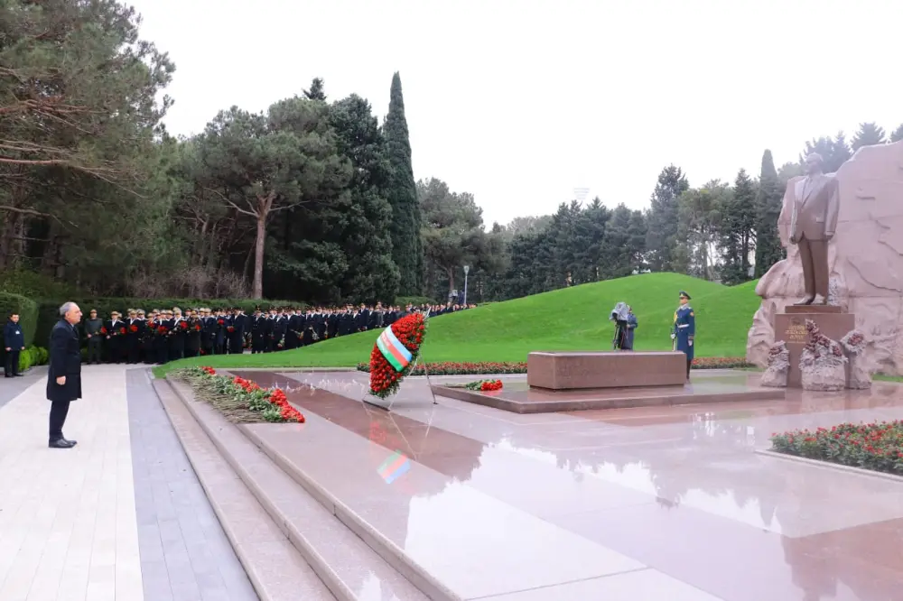 Prokurorluq əməkdaşları anım günü ilə bağlı Fəxri Xiyabanı ziyarət edib