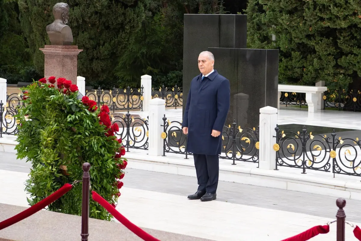 DTX rəisi Heydər Əliyevin məzarını ziyarət etdi - Video