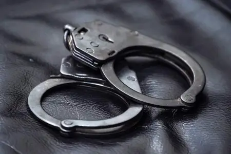 Sevgilisi ilə barışmaq üçün getdiyi salona güllə yağdırdı - Saxlanıldı