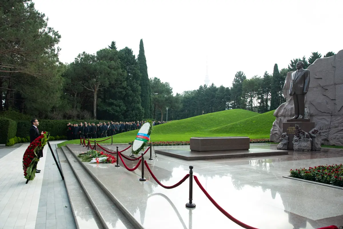 “Azərsun Holdinq”in rəhbər heyəti Ulu Öndərin məzarını ziyarət etdi - Fotolar