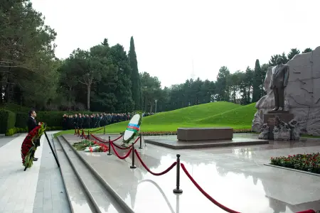 “Azərsun Holdinq”in rəhbər heyəti Ulu Öndərin məzarını ziyarət etdi - Fotolar