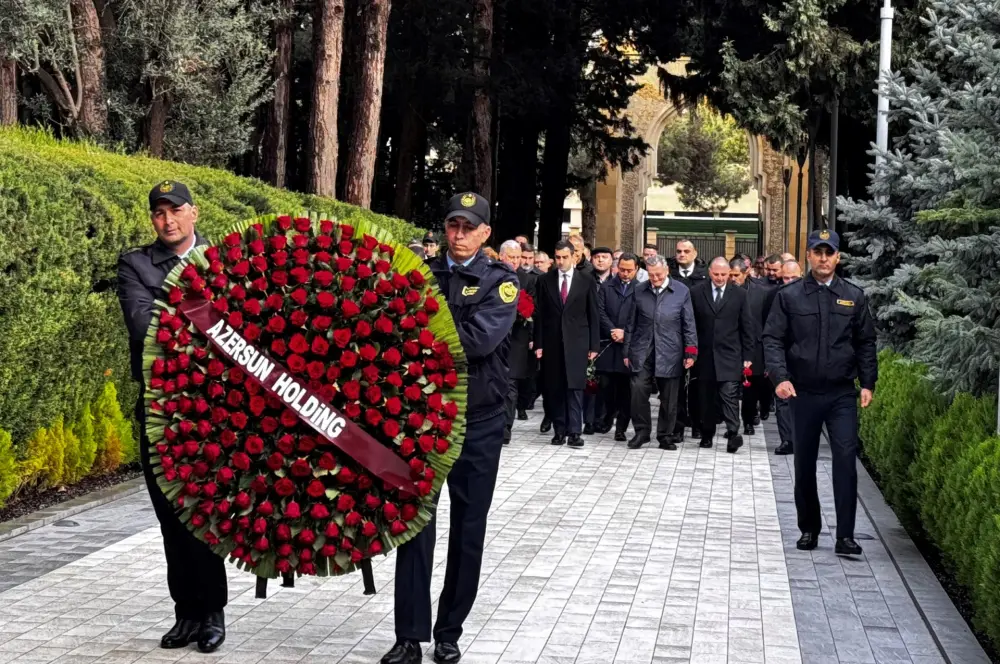 “Azərsun Holdinq”in rəhbər heyəti Ulu Öndərin məzarını ziyarət etdi - Fotolar