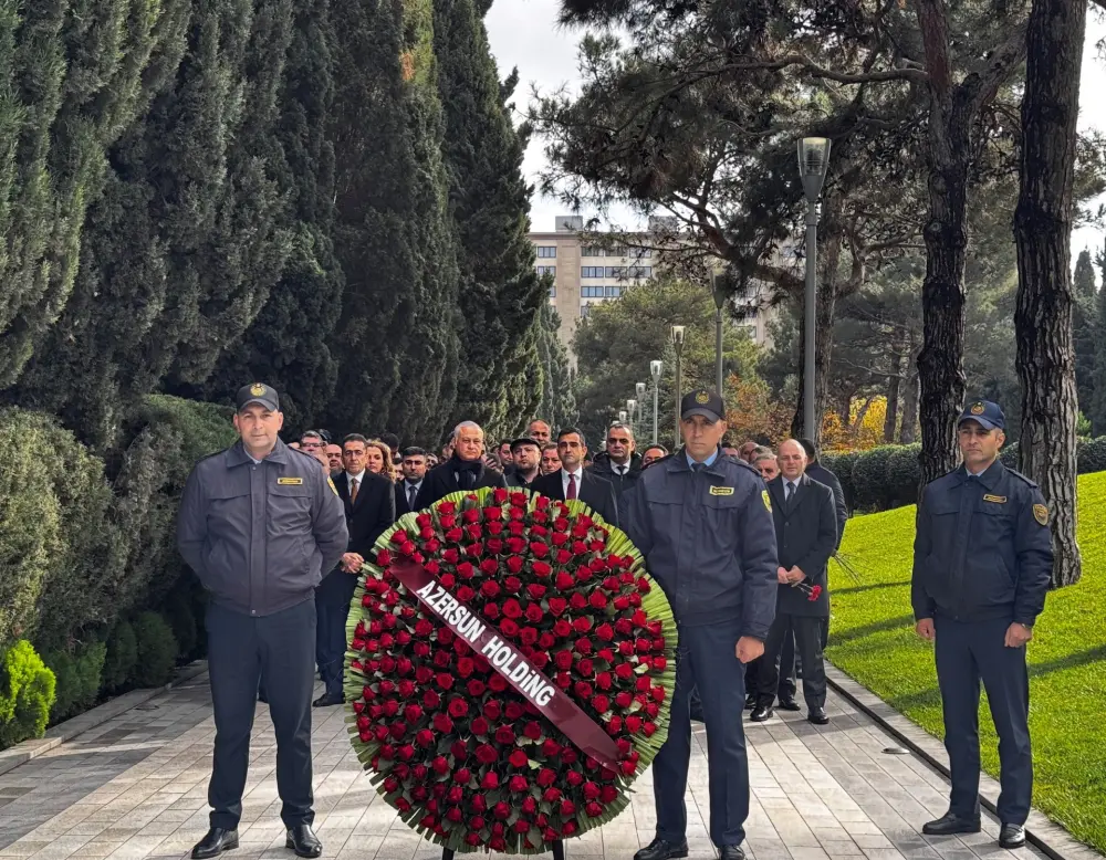 “Azərsun Holdinq”in rəhbər heyəti Ulu Öndərin məzarını ziyarət etdi - Fotolar