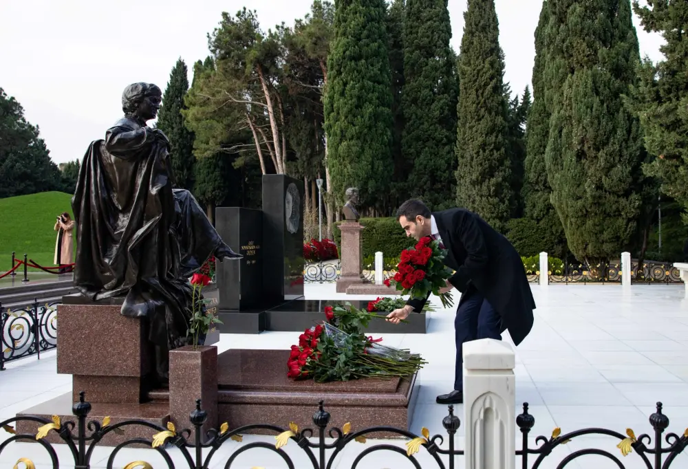 “Azərsun Holdinq”in rəhbər heyəti Ulu Öndərin məzarını ziyarət etdi - Fotolar