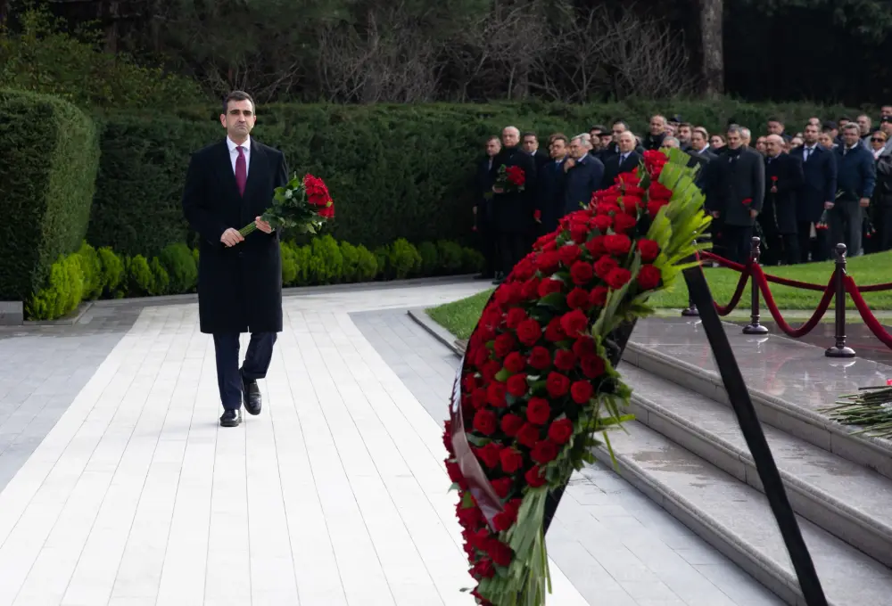 “Azərsun Holdinq”in rəhbər heyəti Ulu Öndərin məzarını ziyarət etdi - Fotolar