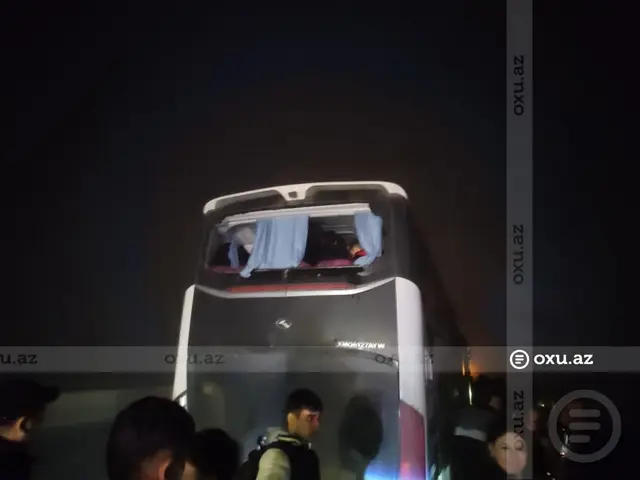 Kürdəmirdə yük maşını sərnişin avtobusuna çırpıldı