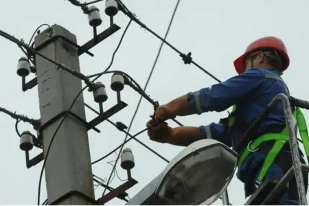Abşeronda "Azərişıq"ın əməkdaşı cərəyan vurması nəticəsində ölüb