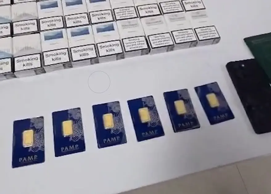 Mobil telefonda gizlədilmiş qızıl külçələr aşkarlandı