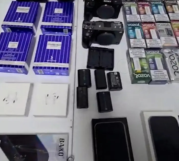 Mobil telefonda gizlədilmiş qızıl külçələr aşkarlandı