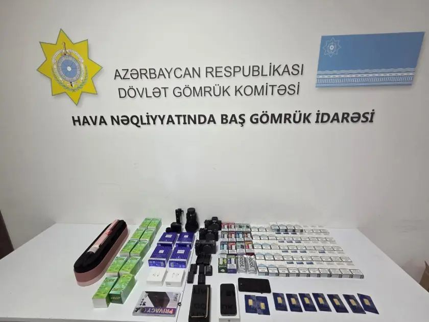 Mobil telefonda gizlədilmiş qızıl külçələr aşkarlandı