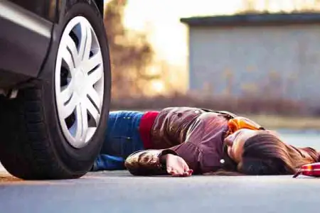 Biləsuvarda qəza: kişi öz qohumu olan yeniyetmə qızı avtomobillə vurdu