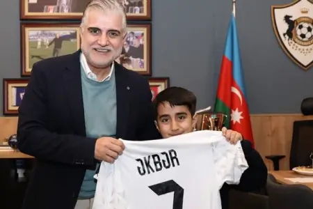 Tahir Gözəl sığınacaqdakı uşağa forma hədiyyə etdi