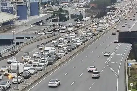 Bakının bir sıra yollarında nəqliyyatın sıxlığı müşahidə olunur