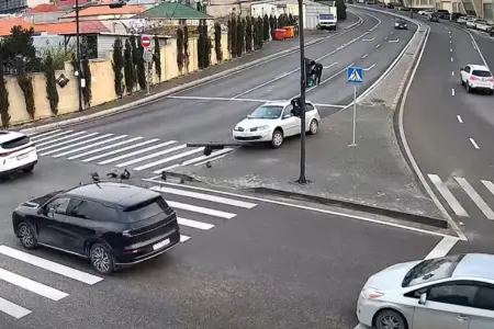Bakıda öz-özünə hərəkət edən maşın qəza törətdi - Video