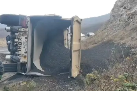 Laçında yük maşını aşdı – Video