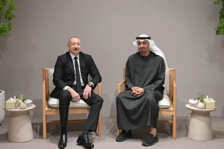 Prezident Əbu-Dabidədir - Foto