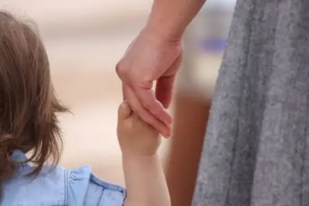 Qubada avtobus ana və övladını vurdu