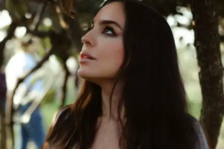 Leyla Əliyeva Nüsrət Kəsəmənlinin şeirini səsləndirdi – Video