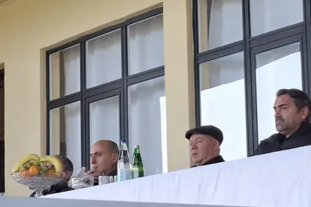 Nazir futbol matçını stadiondan izlədi