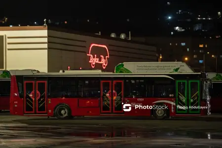 "Bir manat veririk, ayaq üstə gedirik" – Sərnişinlər avtobus çatışmazlığından gileylənirlər – Video