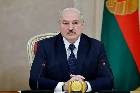 Lukaşenkonun iclasdakı hərəkəti gündəm oldu - Video